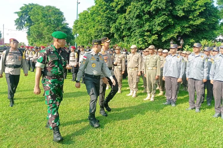 Apel Pergeseran Pasukan Pengamanan TPS Operasi Mantap Brata Candi 2024 di Alun-Alun Purwokerto, Kabupaten Banyumas, Jawa Tengah, Selasa (13/2/2024).