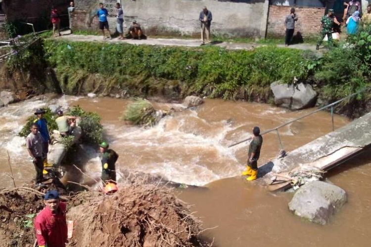 Gubernur Jawa Barat Ridwan Kamil meninjau langsung Jembatan di Desan Tenjolaya, Kecamatan Pasir Jambu, Kabupaten Bandung yang roboh akibat luapan sungai Ciwidey beberapa waktu lalu.