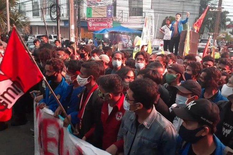 Setelah menggeruduk Gedung DPRD Tangerang Selatan (Tangsel), mahasiswa yang bernaung dalam aliansi organisasi Cipayung Plus, lanjut berunjuk rasa di depan Balai Kota Tangsel, Jalan Maruga, Ciputat, Kamis (8/10/2020). 
