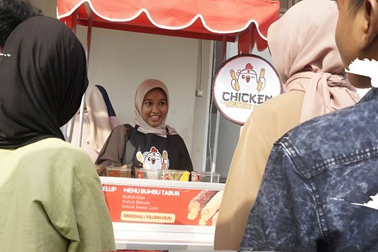 Jajan Enak Cuma Rp 9.000, Chicken Crunchy Roll di Sawangan Bikin Influenser Rela Antre