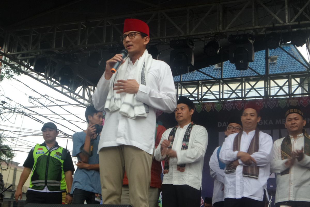Wakil Gubernur DKI terpilih Sandiaga Uno saat mendatangi festival palang pintu di Jakarta Selatan, Sabtu (6/5/2017)