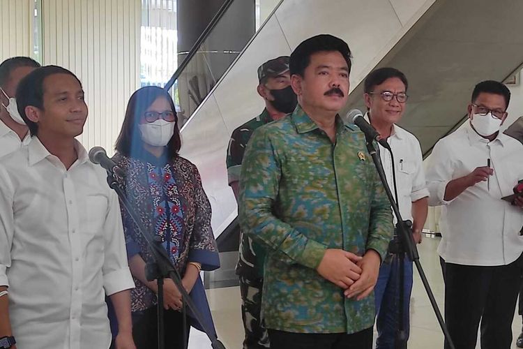 Menteri ATR/BPN Hadi Tjahjanto saat diwawancarai awak media di VIP Bandara Balikpapan