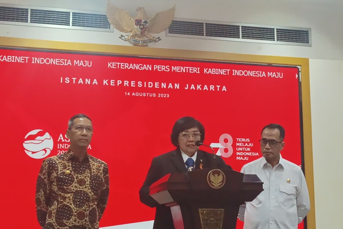 Menteri Lingkungan Hidup dan Kehutanan (LHK) Siti Nurbaya Bakar memberikan keterangan pers di Kompleks Istana Kepresidenan, Jakarta, Senin (14/8/2023).
