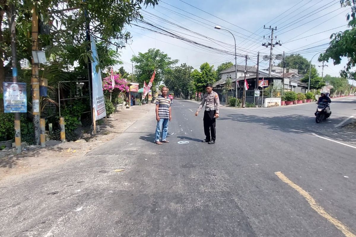 Pihak kepolisian menunjukkan lokasi insiden tabrakan yang terjadi di Jalan Raya Desa Prupuh, Kecamatan Panceng, Gresik, Jawa Timur, Kamis (22/8/2024).