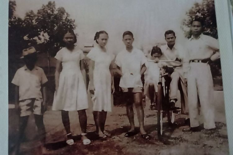 Sri Ngestoe Padinah saat berusia 12 tahun bersama keluarganya yang merupakan keturunan Camat Walikukun