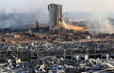 Pemandangan yang menunjukkan kondisi Beirut, Lebanon, pada 5 Agustus 2020 setelah ledakan yang menghantam sehari sebelumnya (4/8/2020), menewaskan 100 orang dan melukai ribuan lainnya.