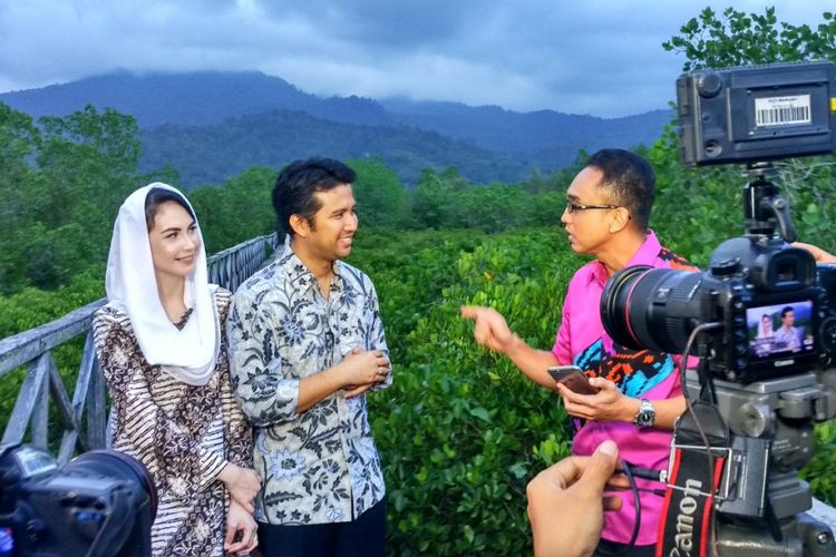 Bupati Trenggalek saat shooting acara Aiman bersama tim KompasTV di kawasan hutan bakau Cengkrong di Kabupaten Trenggalek.