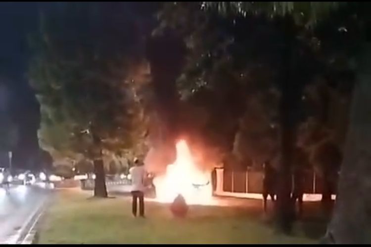 Mobil Jaklingko yang terbakar di kawasan Jatinegara