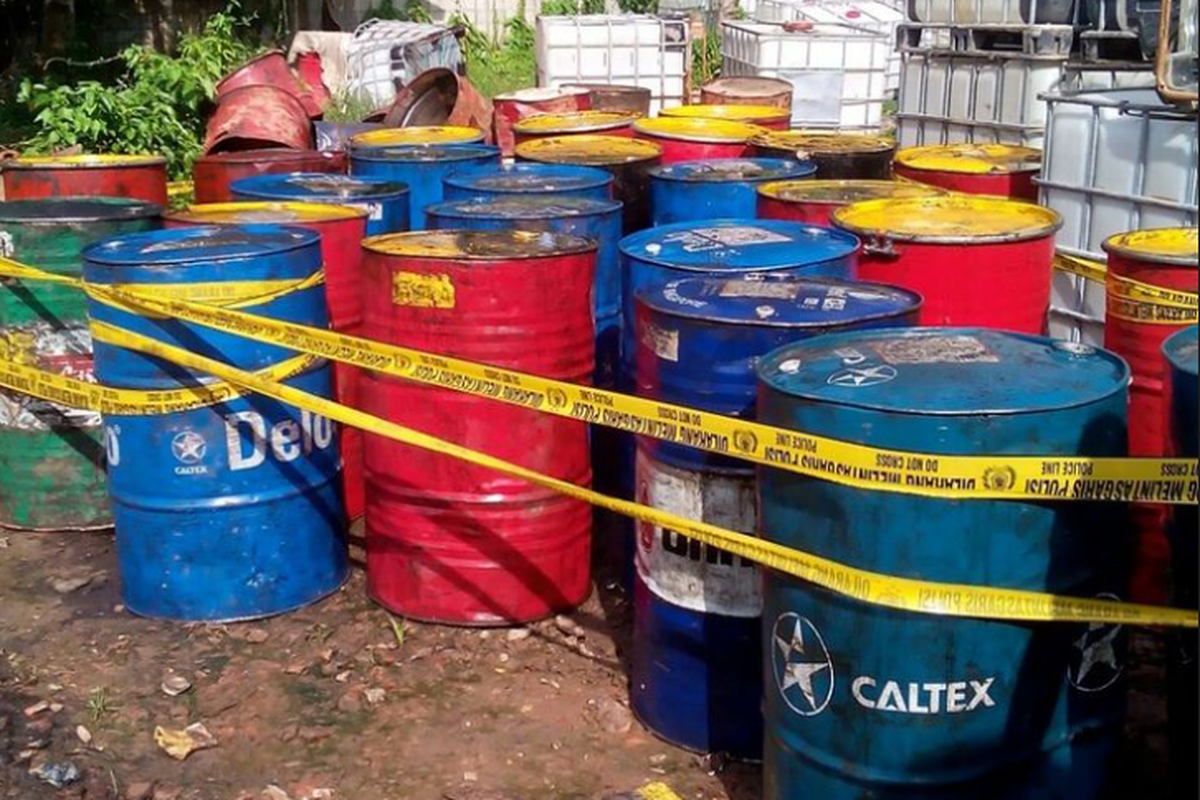 Tampak puluhan drum oli bekas kegiatan workshop di perusahaan di sekitar Lamaru dan Manggar di Balikpapan. A menumpuk oli itu dan menjualnya kembali pada siapa saja.
