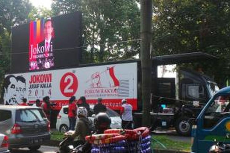 Calon Presiden RI Joko Widodo meresmikan LED TV raksasa di depan Gedung Graha Pena, Bogor, Jawa Barat, Sabtu (7/6/2014). Layar portable pada mobil kontainer itu merupakan salah satu armada kampanye Jokowi dan calon wakil presiden Jusuf Kalla di Pemilu Presiden (Pilpres) 2014.