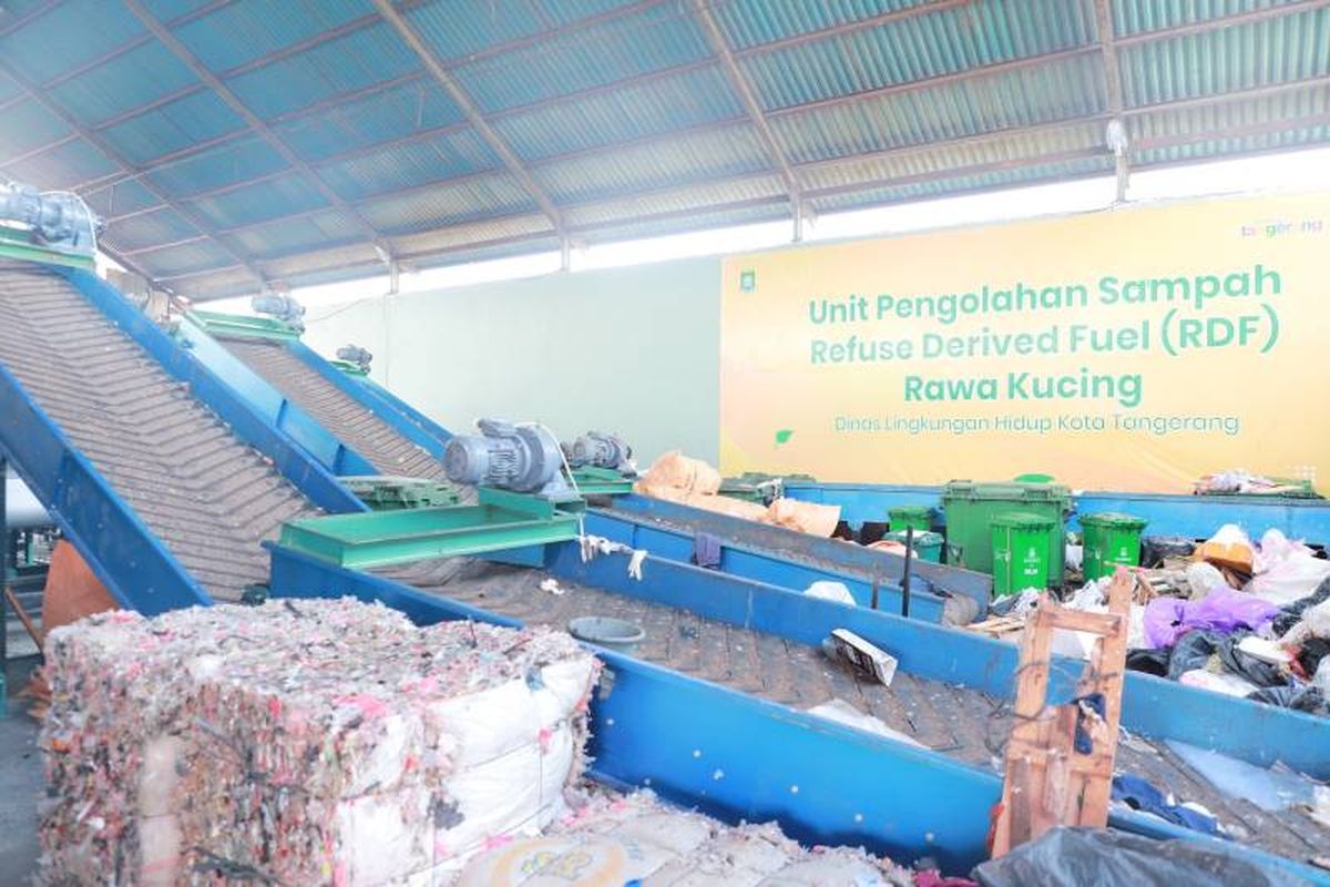 Pengoperasian mesin RDF dalam pengolahan sampah di Tempat Pemrosesan Akhir (TPA) Rawa Kucing, Kota Tangerang, yang mengubah smapah menjadi pupuk kompos.