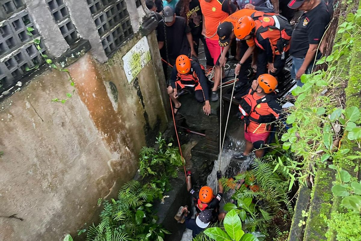 Tim SAR saat mengevakuasi jenazah WNA pengendara motor yang terseret arus banjir di di jembatan  Jalan krisnantara, Desa Tibubeneng Kecamatan Kuta Utara, Kabupaten Badung, Provinsi Bali, Minggu (14/12/2025). /Dok. Humas Polres Badung