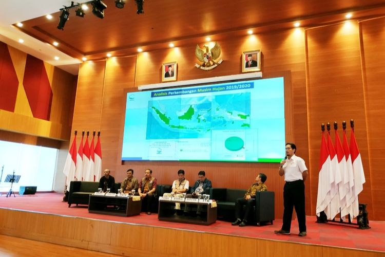 Kepala Bidang Prediksi dan Peringatan Dini Cuaca Badan Meteorologi, Klimatologi dan Geofisika (BMKG) Miming Saepudin dalam konferensi pers di Graha BNPB, Jakarta Timur, Jumat (28/2/2020).