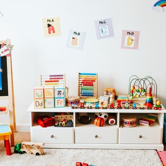 Ilustrasi penyimpanan mainan anak di rumah. 