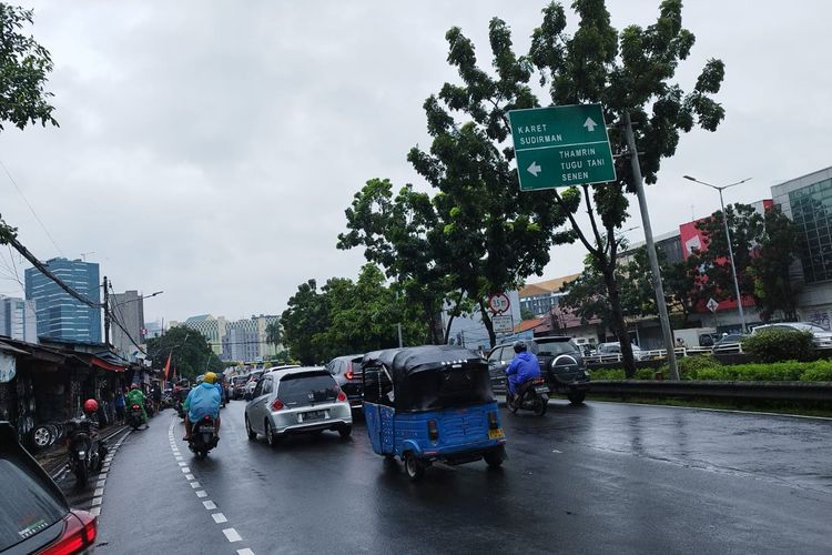 Arus lalu lintas di Jalan Cideng Barat arah Sudirman, Jakarta Pusat, terpantau lancar pada Senin (27/2/2023) pukul 08.30 WIB.