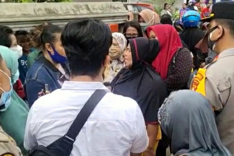 Para korban penipuan investasi bodong model arisan saat menggeruduk rumah tersangka FS yang mendapat pengamanan dari petugas kepolisian di Kabupaten Inhu, Riau, beberapa hari lalu.