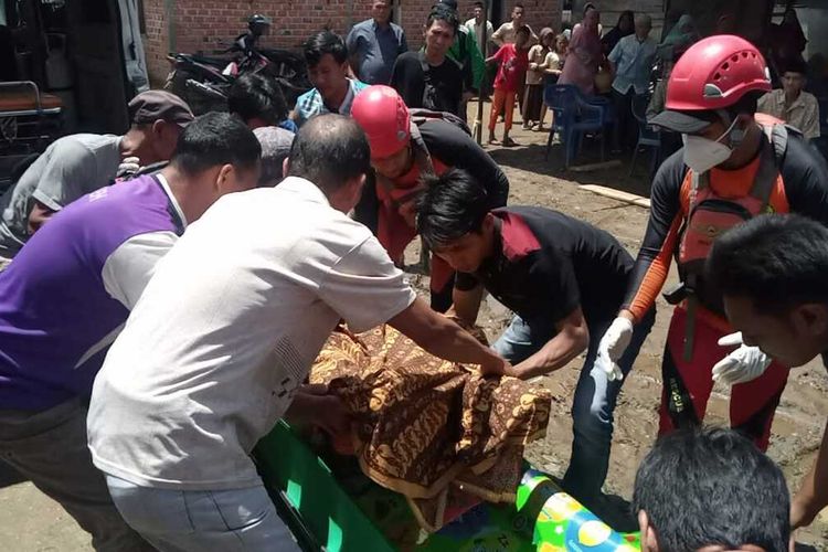 Evakuasi jenazah Heri Jaiharai (43) korban banjir bandang yang tewas terseret arus di Kabupaten Lahat,Sumatera Selatan, Sabtu (11/3/2023).
