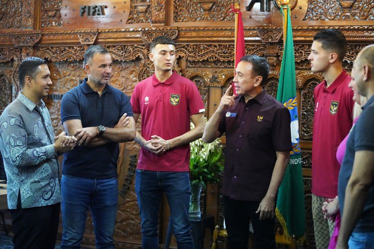 Ivar Jenner dan Justin Hubner, dua calon pemain naturalisasi yang akan memperkuat timnas U20 Indonesia, berkunjung kantor PSSI pada Senin (24/10/2022).