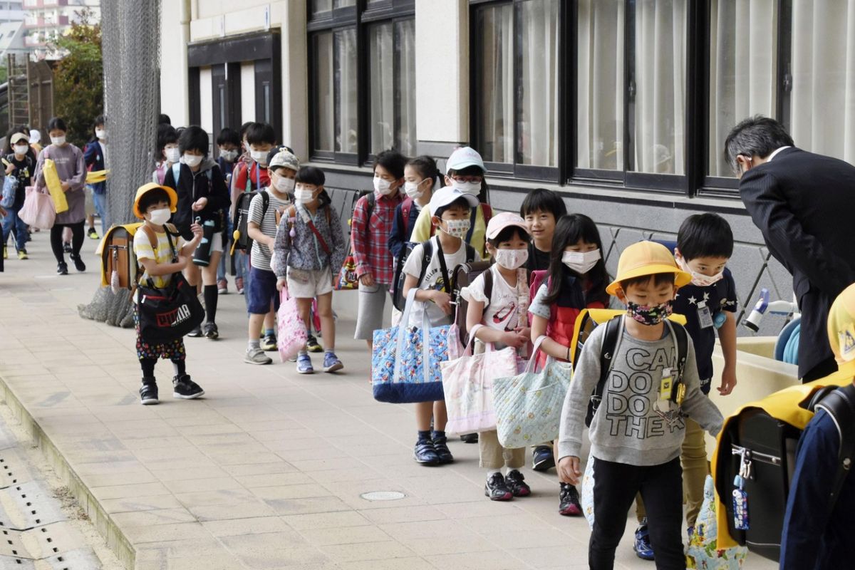 Sebuah sekolah dasar dibuka kembali dengan para murid memakai masker pelindung, menyusul penyebaran penyakit virus korona (COVID-19), di Nagasaki, selatan Jepang, Senin (11/5/2020), dalam foto yang diambil oleh Kyodo.