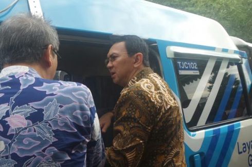 Ahok Terima Sumbangan 20 Mobil Transjakarta Cares di Hadapan Warga 