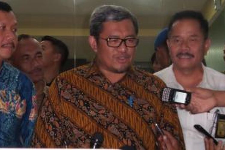 Gubernur Jawa Barat Ahmad Heryawan usai diperiksa penyidik Bareskrim sebagai saksi perkara dugaan korupsi dalam pembangunan stadion Gede Bage, Bandung, Jumat (15/5/2015).