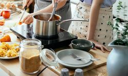 10 Kebiasaan yang Bikin Meja Dapur Rapi Selama Masak