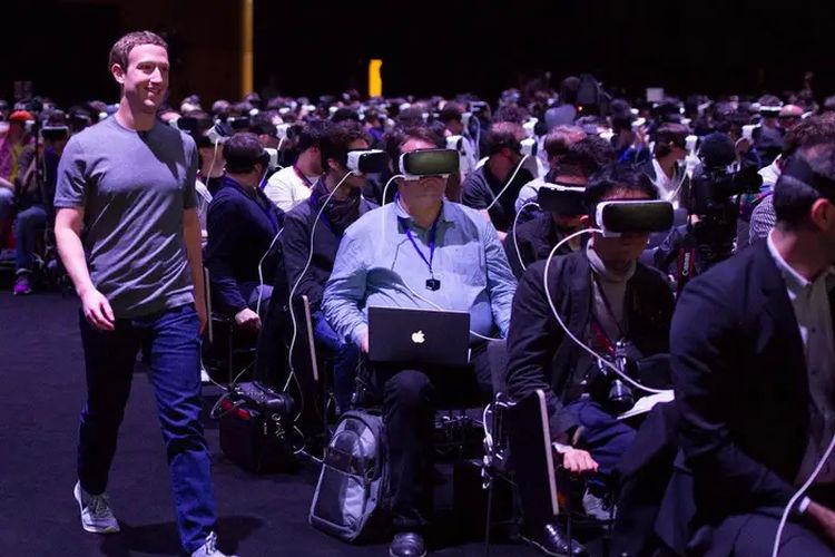 Mark Zuckerberg berjalan di tengah jurnalis yang mengenakan headset VR Oculus.
