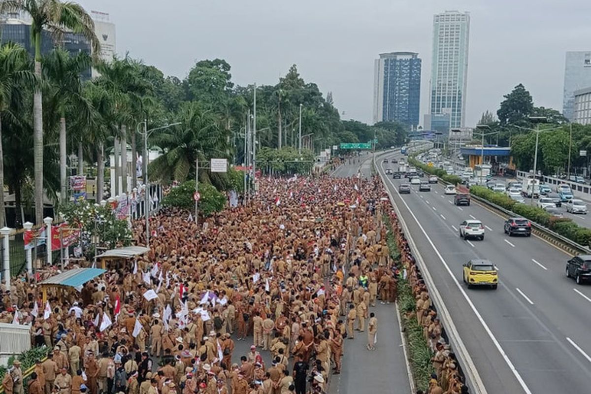 Demonstrasi kepala desa atau kades.
