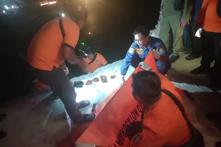 Dikira Buang Sampah, Pria Misterius di Surabaya Ternyata Hanyutkan Mayat Bayi