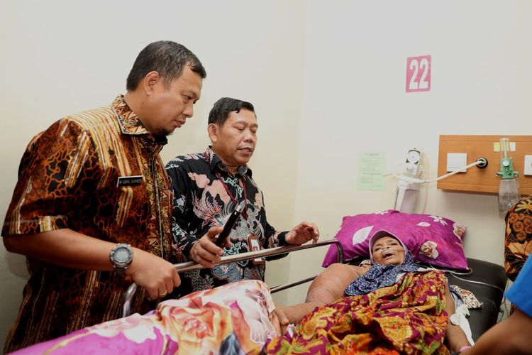 Setelah sekian lama menderita tumor ganas di lengannya dan merasakan sakit, akhirny Daeng Intang bisa mendapatkan perawatan tim medis di RSUD Wahidin Sudiro Husodo, Makassar, Jumat (31/5/2019). 