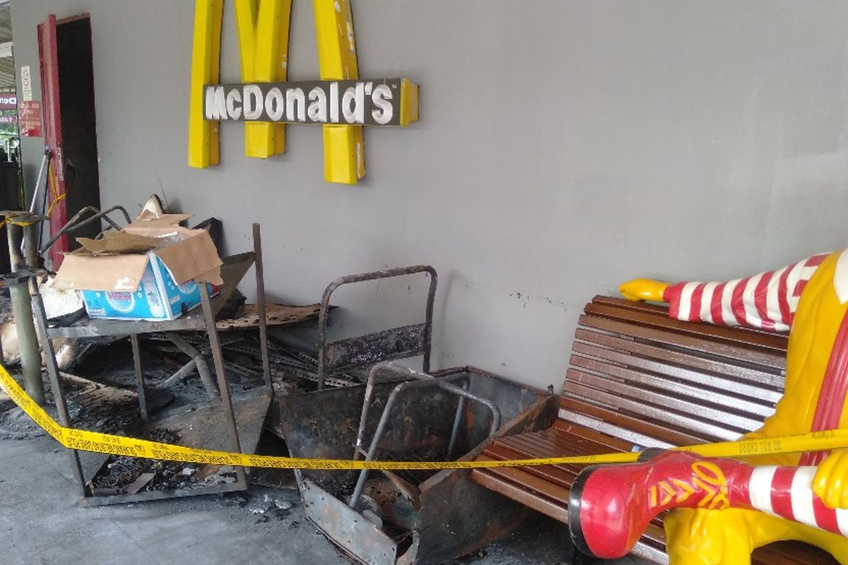 Bahian Depan McDonalds Plaza Kalibata, Jakarta Selatan Pasca Terbakar, Senin (20/5/2019)