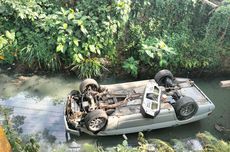 Akibat Lupa Tarik Rem Tangan, Mobil Mercedes-Benz Terjun ke Sungai
