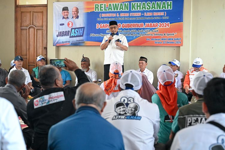 Calon Gubernur Jabar Ahmad Syaikhu terlihat memberikan sambutan dalam acara deklarasi dukungan Relawan Khasanah di Sekretariat Imah AMIN, Jalan Karacak Nomor 53, Kecamatan Garut Kota, Kabupaten Garut, Jabar, Selasa (22/10/2024). 