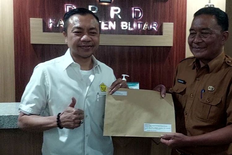 Wakil Bupati Blitar Rahmat Santoso menyampaikan surat pengunduran diri ke Kantor DPRD Kabupaten Blitar, Senin (14/8/2023)