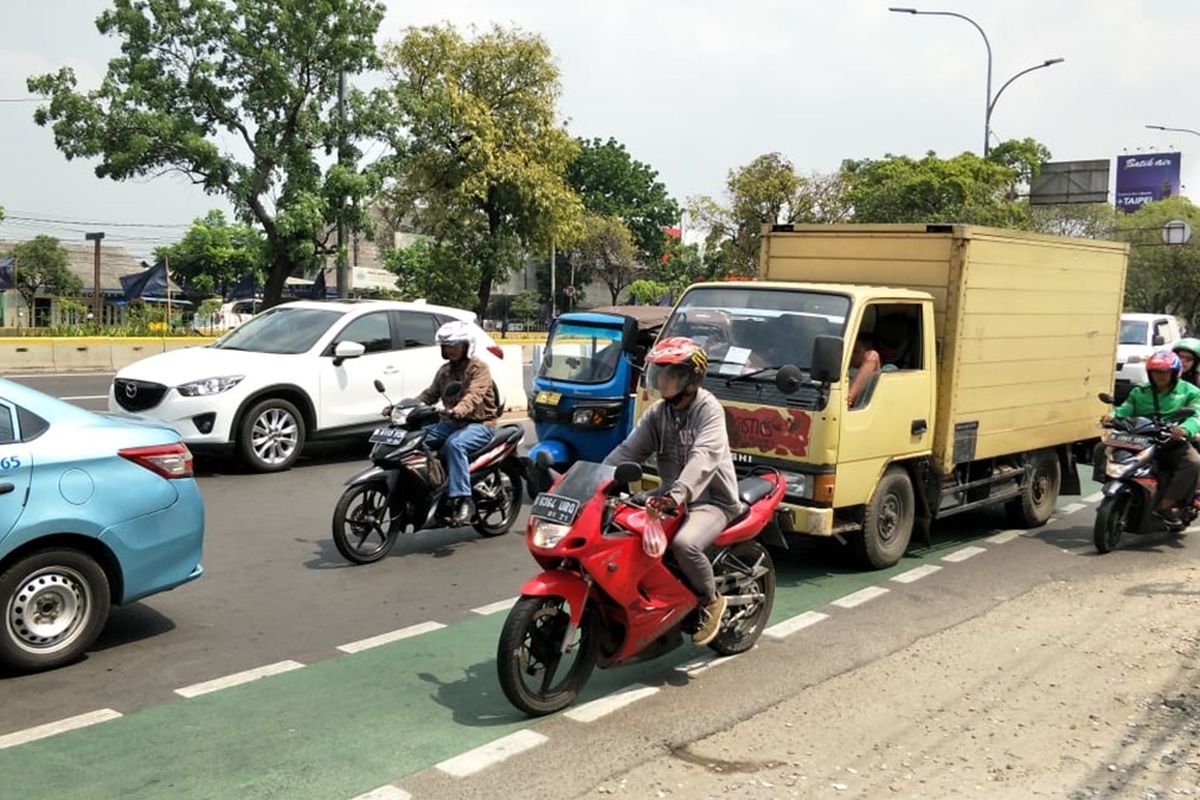 Jalur sepeda di Jalan Pramuka, Jakarta Timur, masih kerap dilintasi pengendara kendaraan bermotor, Rabu (20/11/2019).