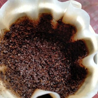 Ampas kopi tidak disarankan untuk dipakai ulang. Bahan ini lebih baik digunakan untuk membuat pupuk dan scrub.
