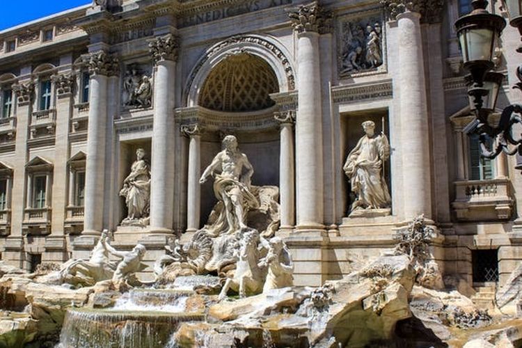 The Trevi Fountain Roma Italia 