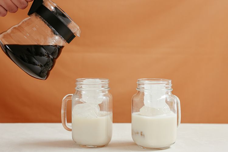 Efek samping minum kopi susu di pagi hari saat perut kosong.