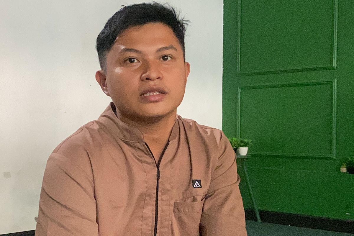 Muhammad Cecep Abdullah (27 tahun) pemuda asal Gang Amarta II Tipar Kota Sukabumi saat mempersiapkan barang keperluan sebagai undangan Haji dari Kerajaan Arab Saudi. Minggu (25/5/2025).
