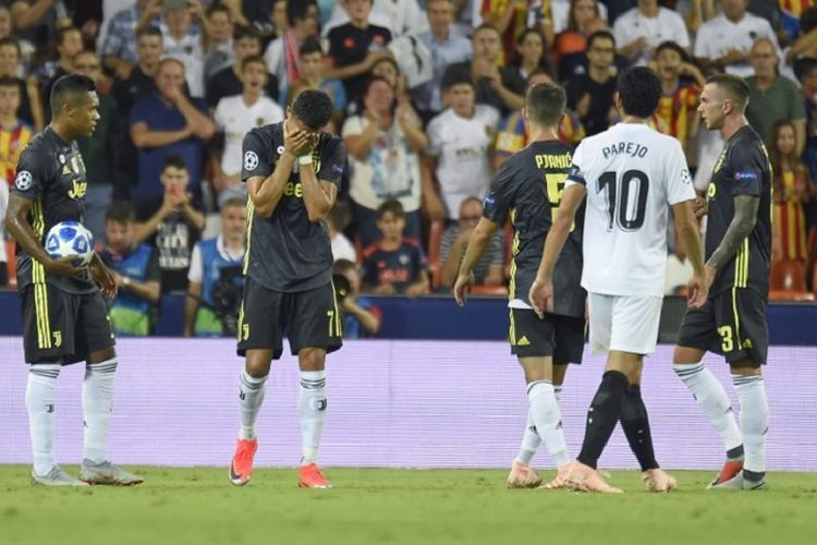Cristiano Ronaldo tampak menangis seusai mendapat kartu merah pada laga Valencia vs Juventus dalam matchday 1 Liga Champions di Stadion Mestalla, 19 September 2018. 