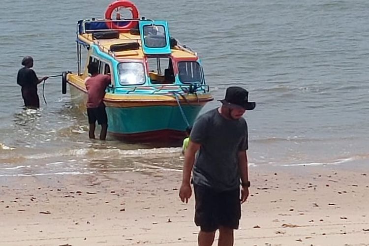 Speedboat CV Niar yang melayani rute Derawan-Tarakan mengalami mati mesin di perairan Tanah Kuning Kaltara. 18 penumpang berhasil dibawa ke pantai.