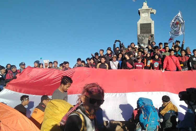 Seribuan Pendaki Gunung Lawu menggelar upacara bendera di Puncak. Hingga Sabtu siang di Pos Cemoro Sewu mencatat 1.500 orang melakukan pendakian