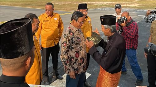 Tiba di Karimun, Mahfud MD Disambut Kompang dan Dipasangi Tanjak