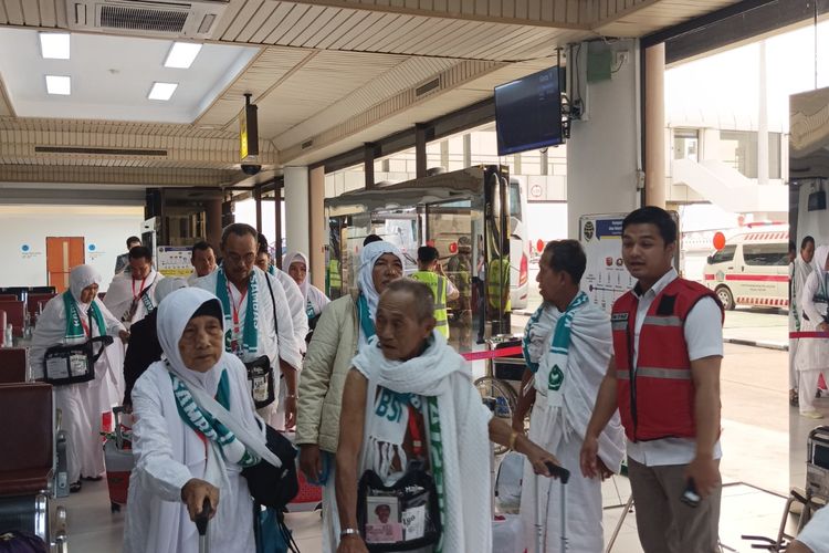 Para Jemaah Calon Haji Embarkasi Batam menunggu waktu keberangkatan di Bandara Internasional Hang Nadim Batam 