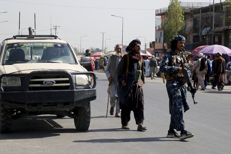 Pejuang Taliban berjalan di kota Kabul, Afghanistan, Sabtu, 4 September 2021.