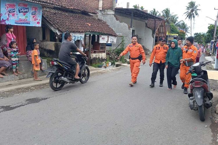 T (16) seorang perempuan muda yang nekat naik tower listrik diamankan petugas BPBD dan Damkar serta Polsek Mangkubumi Polresta Tasikmalaya di Karikil, Kota Tasikmalaya, Rabu (19/10/2022).