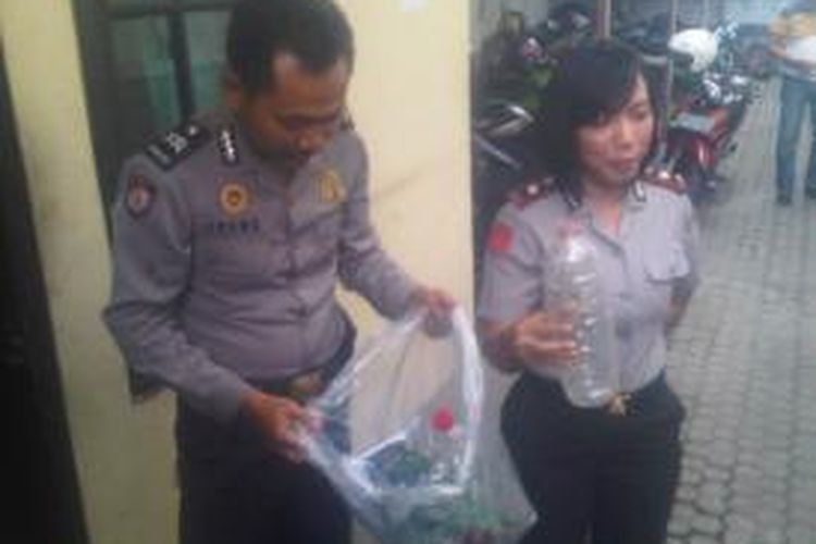 Botol miras yang diamankan di TKP pesta miras Surabaya.