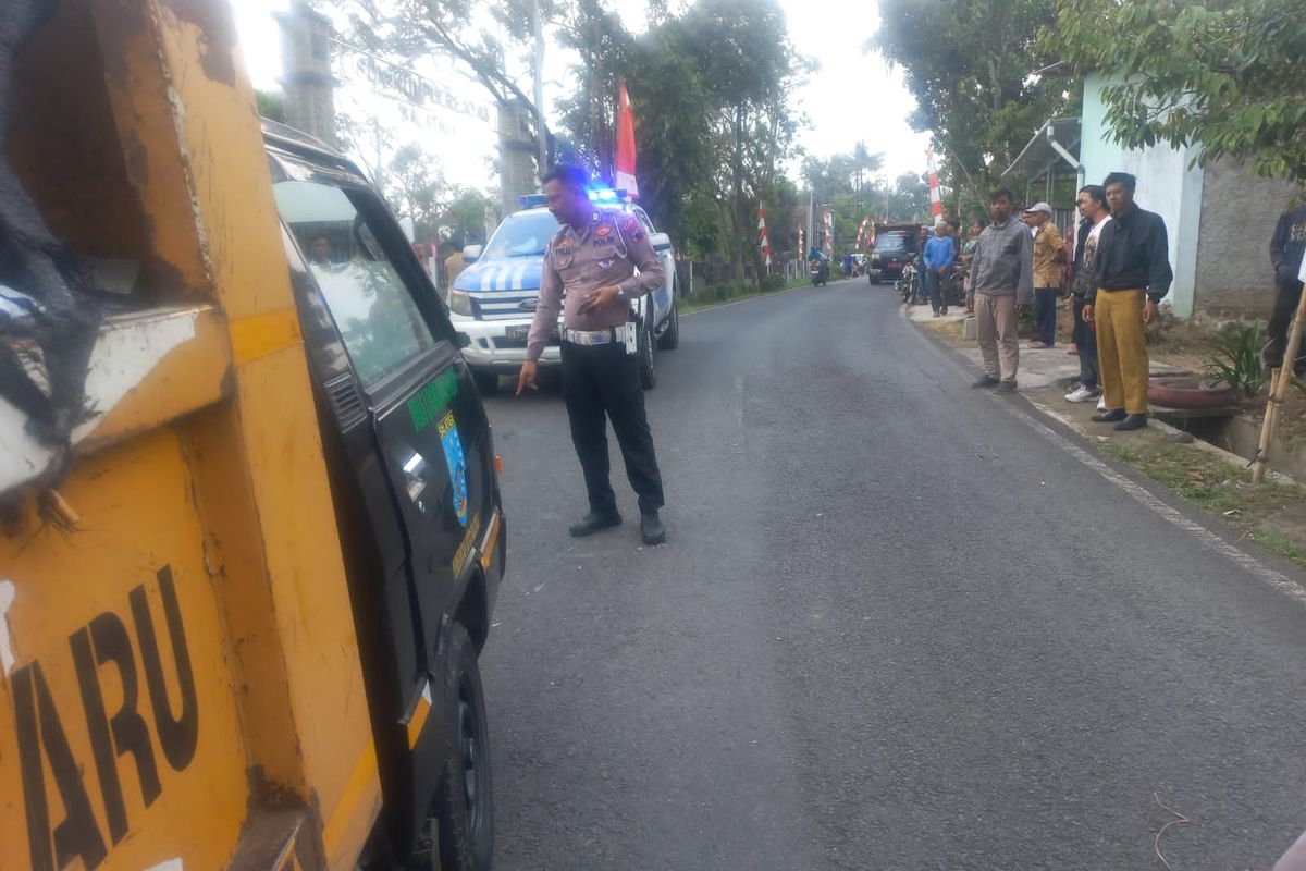 Anggota Satlantas Polres Salatiga melakulan olah TKP di lokasi kecelakaan yang melibatkan pelajar SMP, Selasa (5/8/2025).