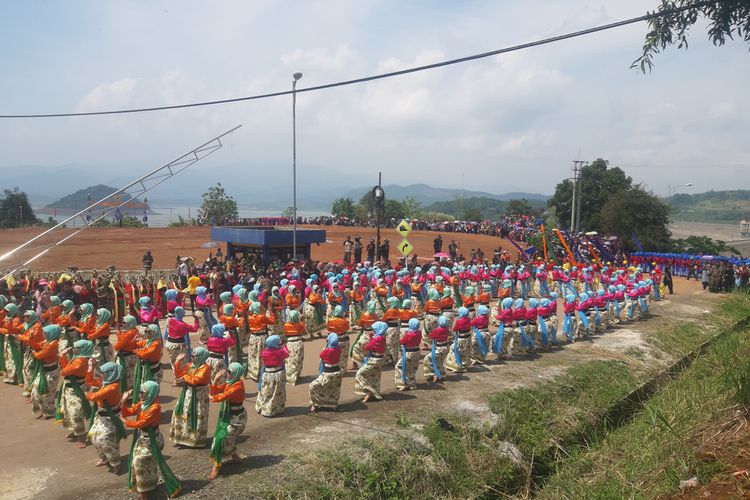 Penari Tari Umbul Kolosal di Waduk Jatigede, Sumedang, Jawa Barat pingsan di lokasi, Selasa (31/12/2019) siang. AAM AMINULLAH/KOMPAS.com