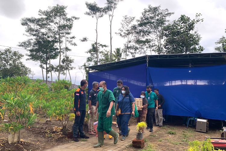 Dokter Forensik seusai melakukan otopsi pada dua jenazah kakak beradik korban Tragedi Kanjuruhan, Natasya Debi Ramadani (16) dan Naila Debi Anggraini (13) di TPU Dusun Patuk Desa Sukolilo Kecamatan Wajak, Kabupaten Malang, Sabtu (5/11/2022) sore.